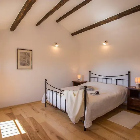 Nona Nina Apartman *